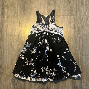 Black and White Sleeveless Sundress with Halter Neckline for Casual Occasions